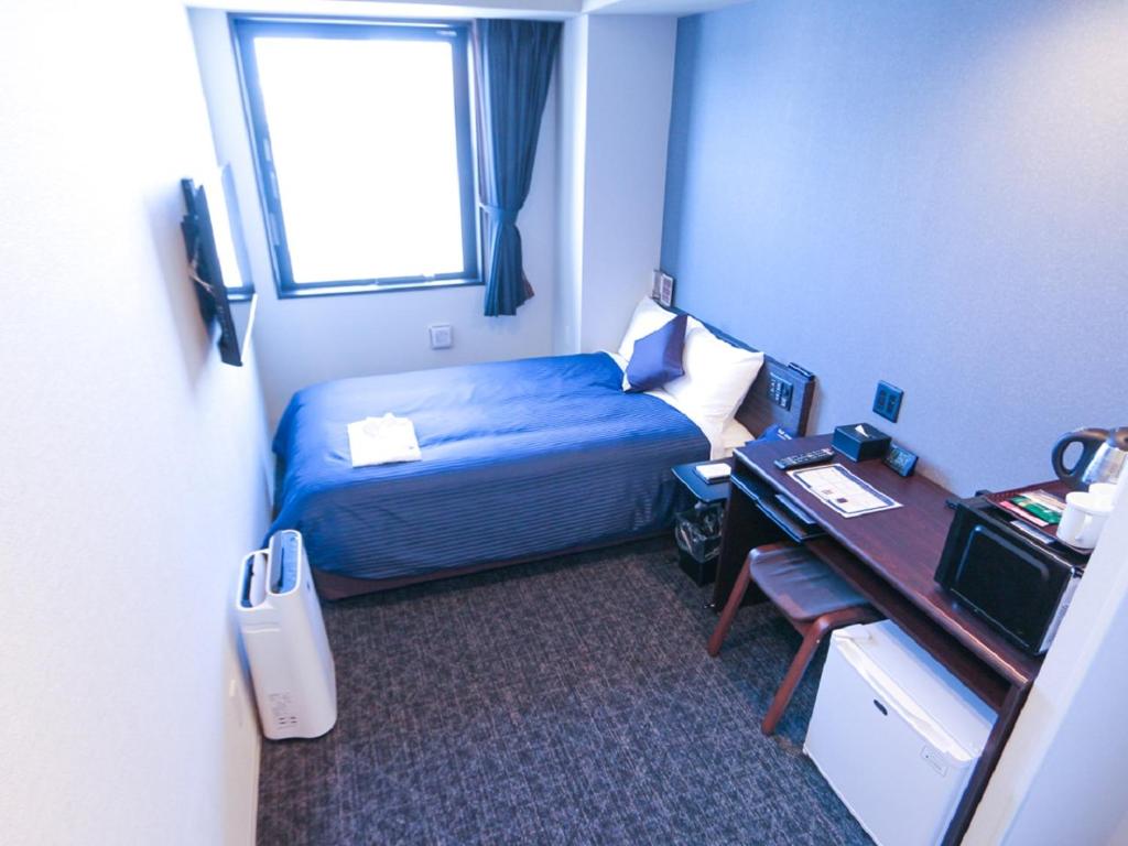 Postel nebo postele na pokoji v ubytování HOTEL LiVEMAX Akasaka