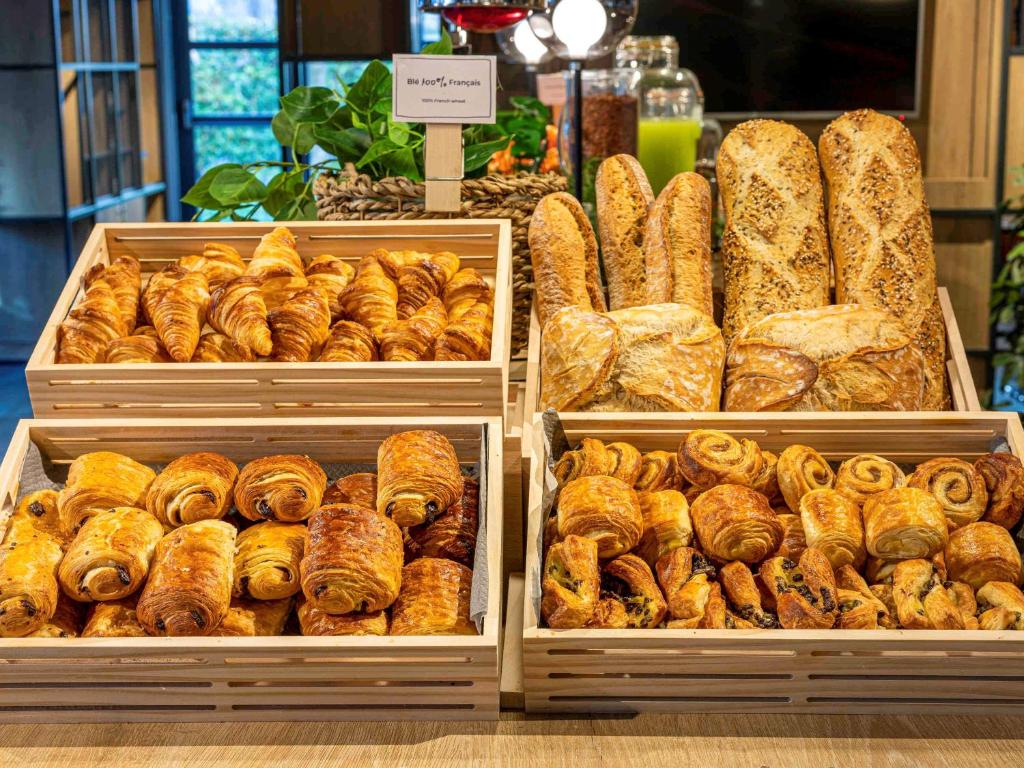 - un assortiment de pain et de viennoiseries dans les plateaux d'une boulangerie dans l'établissement ibis Lyon Centre, à Lyon