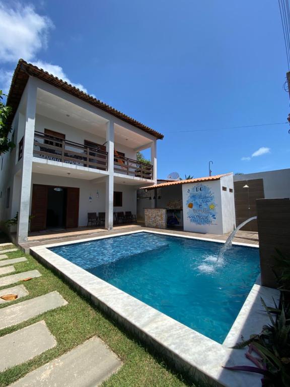 uma piscina em frente a uma casa em Beach House Sao Jose em São José da Coroa Grande