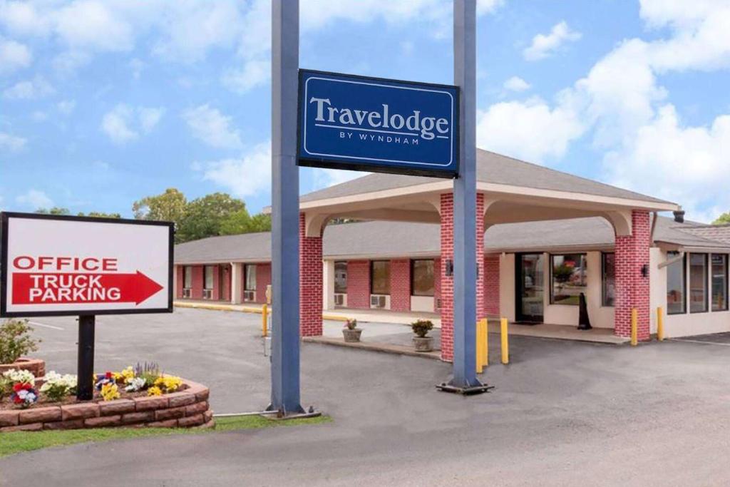 a building with a sign in front of it at Travelodge by Wyndham Jackson North in Jackson