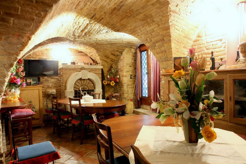 Televízia a/alebo spoločenská miestnosť v ubytovaní B&B La Torretta sul Borgo