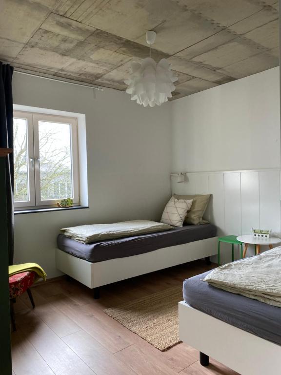 1 dormitorio con 2 camas y techo en Landhof Lieg - Ferienwohnungen en Lieg