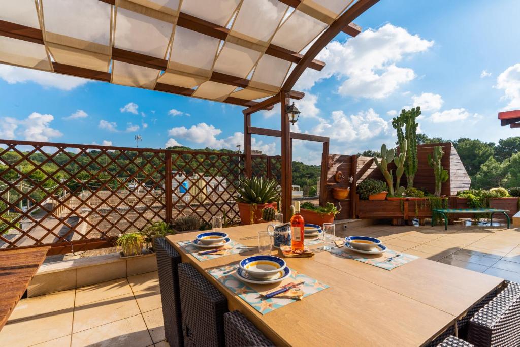 un tavolo in legno su un patio con vista di Villa Marea a Nardò