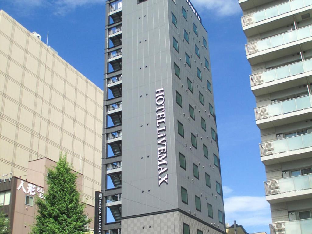 東京的住宿－HOTEL LiVEMAX Asakusabashi-Eki Kitaguchi，一座高大的建筑,上面有标志