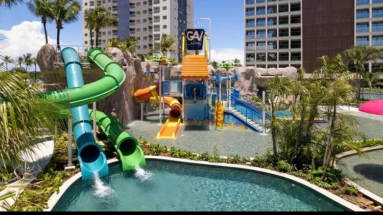 um parque infantil com um escorrega aquático num parque em SALINAS PREMIUM RESORT em Salinópolis