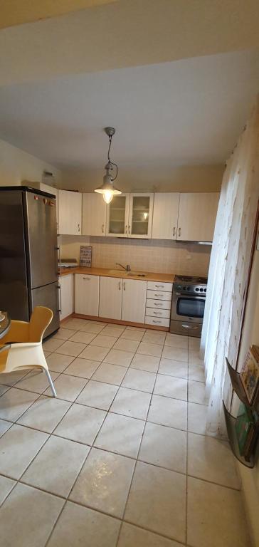 A kitchen or kitchenette at nikol villa elani