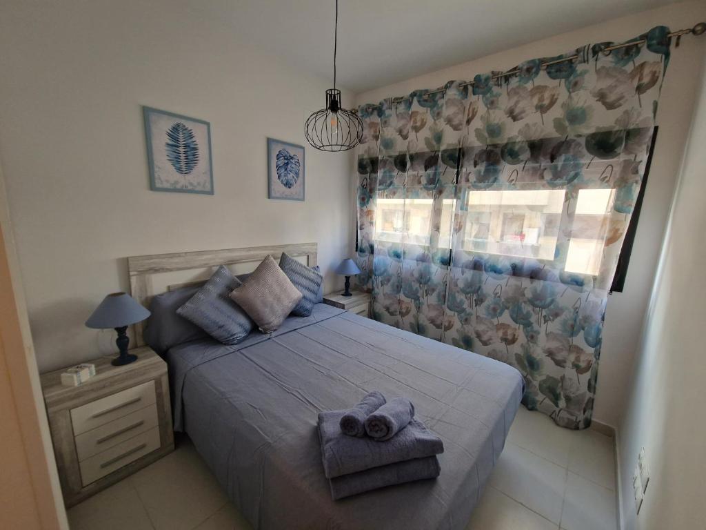 une chambre avec un lit avec des serviettes dessus dans l'établissement Apartamento Calpe Beach 1, à Calp