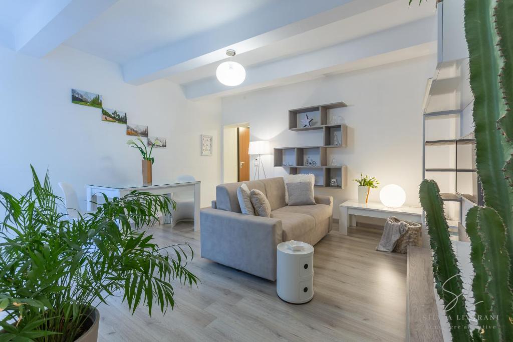 een woonkamer met een bank en een aantal planten bij Un'Oasi di Pace in Ferrara