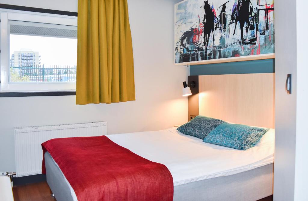 1 dormitorio con 1 cama con manta roja en Good Morning Mölndal, en Mölndal