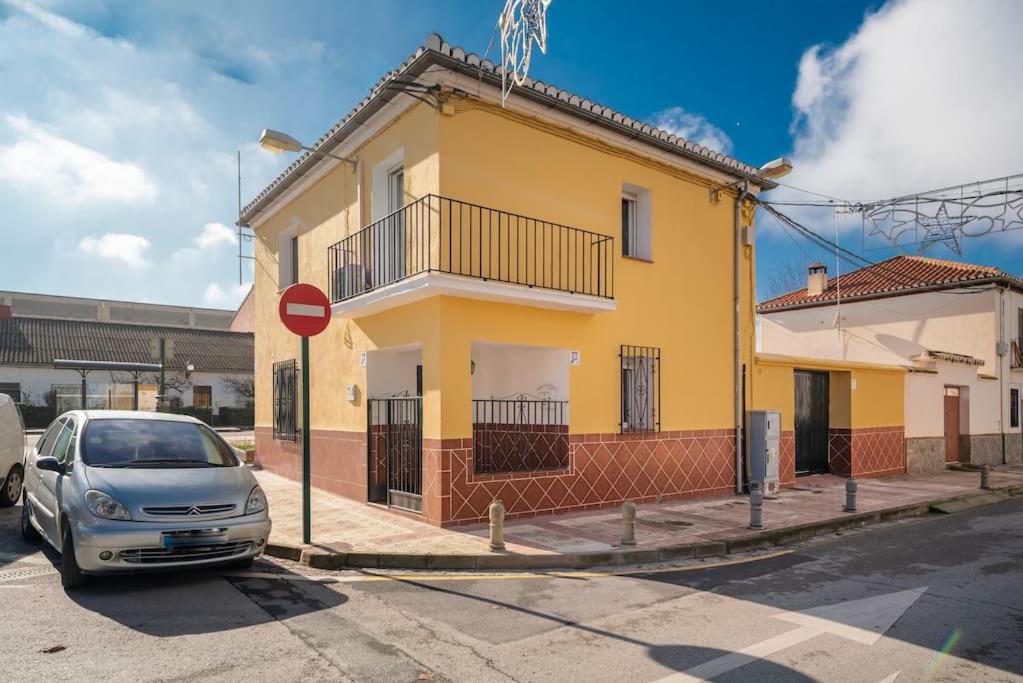 ein vor einem gelben Gebäude geparkt in der Unterkunft Casa Pablo -Granada- in Granada