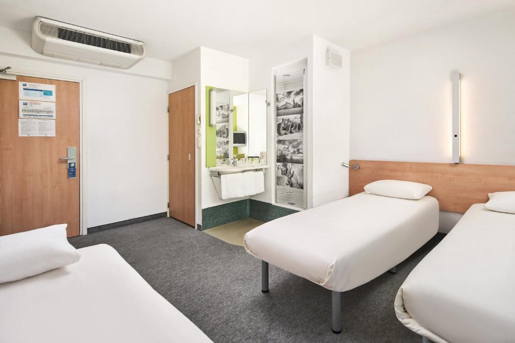 
TRIPLE - Standard Room with three Single Beds
