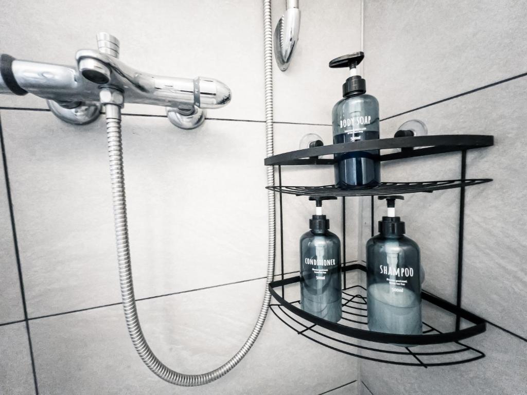 Ruhige 2 Schlafzimmer Wohnung: 5 Einzelbetten + Küche, modernes Bad, TV, Waschmaschine