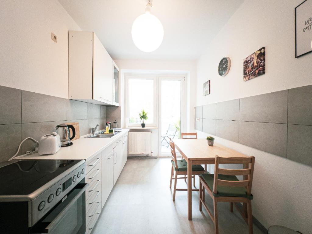 Ruhige 2 Schlafzimmer Wohnung: 5 Einzelbetten + Küche, modernes Bad, TV, Waschmaschine
