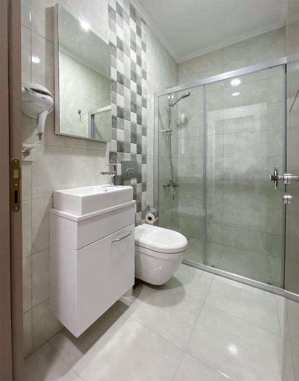 A bathroom at Azize Palas Apart Otel