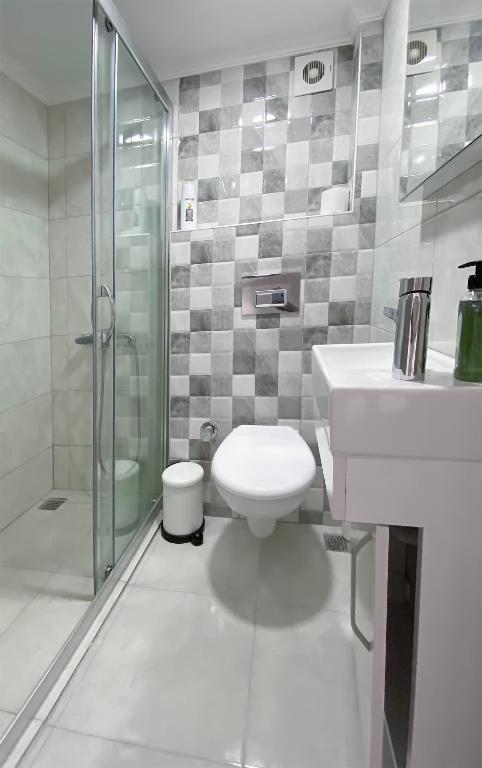 A bathroom at Azize Palas Apart Otel