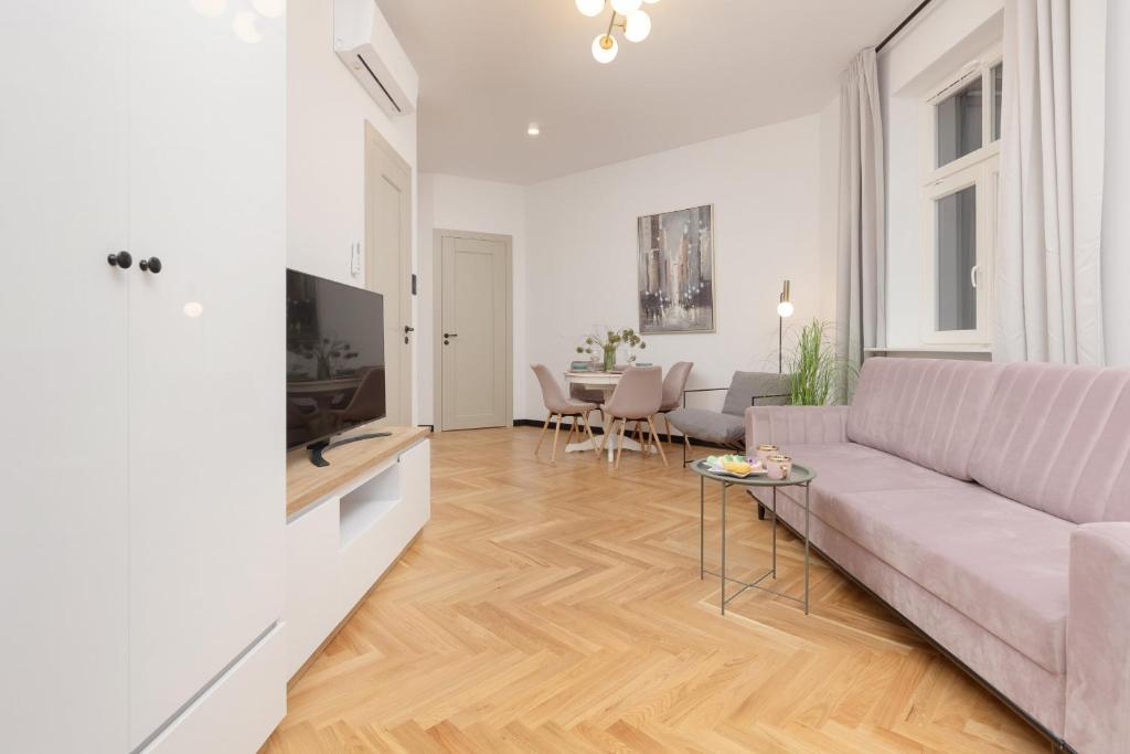 Televízia a/alebo spoločenská miestnosť v ubytovaní Praga Duplex Apartment Premium Warsaw by Renters Prestige