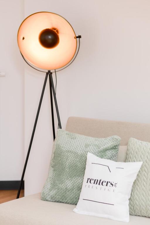 Posteľ alebo postele v izbe v ubytovaní Praga Duplex Apartment Premium Warsaw by Renters Prestige