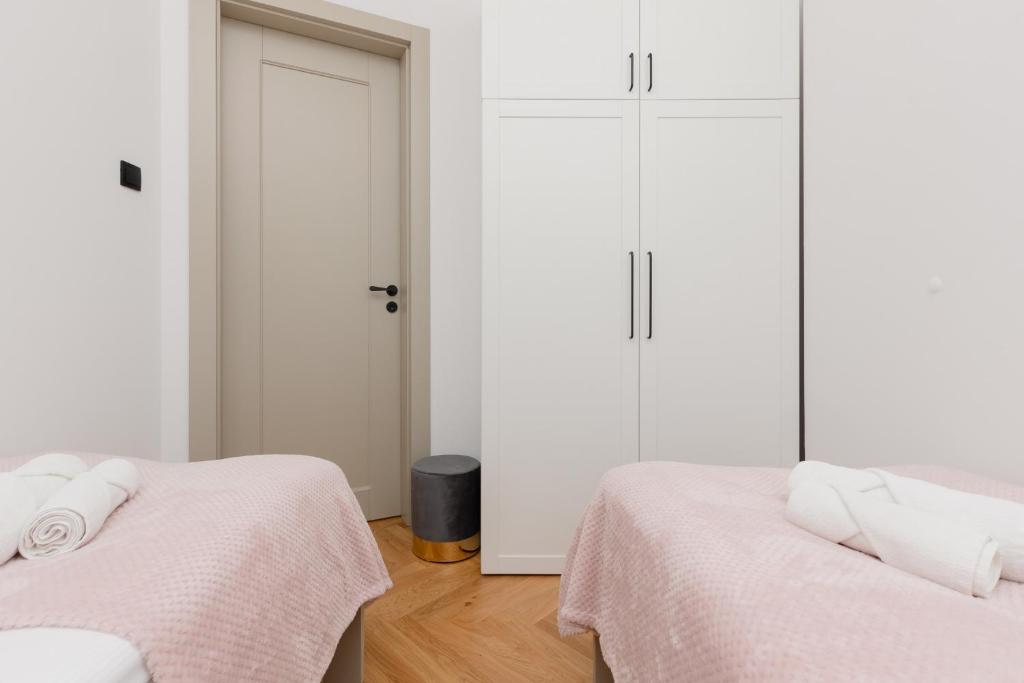 Posteľ alebo postele v izbe v ubytovaní Praga Duplex Apartment Premium Warsaw by Renters Prestige