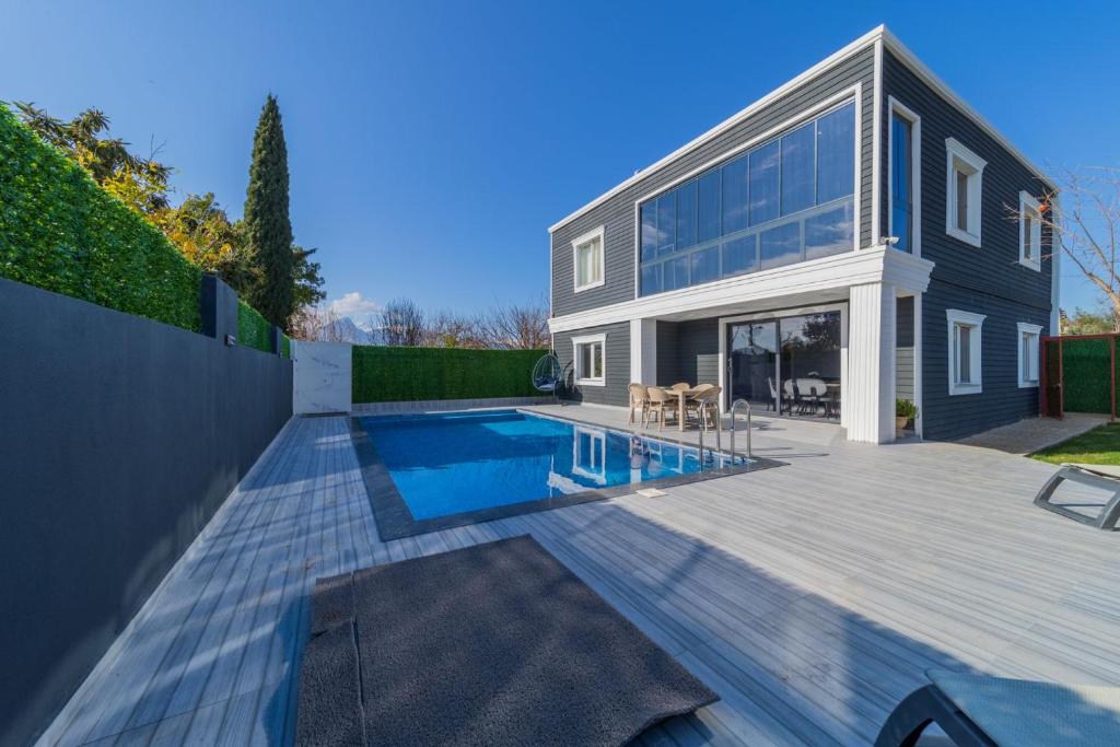 una casa con piscina en el patio trasero en Villa with Pool and Backyard in Kepez 