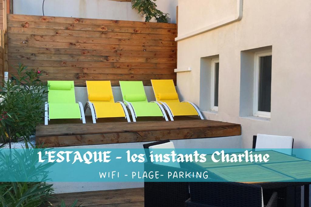 un grupo de sillas sentadas sobre una mesa en L'Estaque -les instants Charline, en Martigues