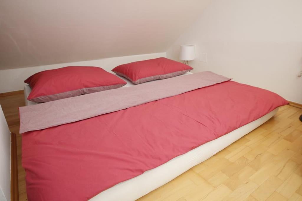 Postel nebo postele na pokoji v ubytování Traumhaft großes, sonniges Haus in Wien Nähe
