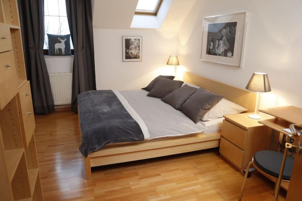 Postel nebo postele na pokoji v ubytování Traumhaft großes, sonniges Haus in Wien Nähe