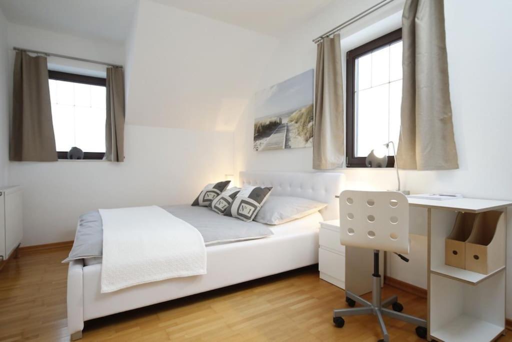 Postel nebo postele na pokoji v ubytování Traumhaft großes, sonniges Haus in Wien Nähe
