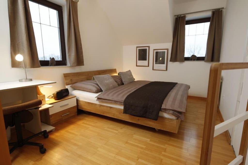 Postel nebo postele na pokoji v ubytování Traumhaft großes, sonniges Haus in Wien Nähe