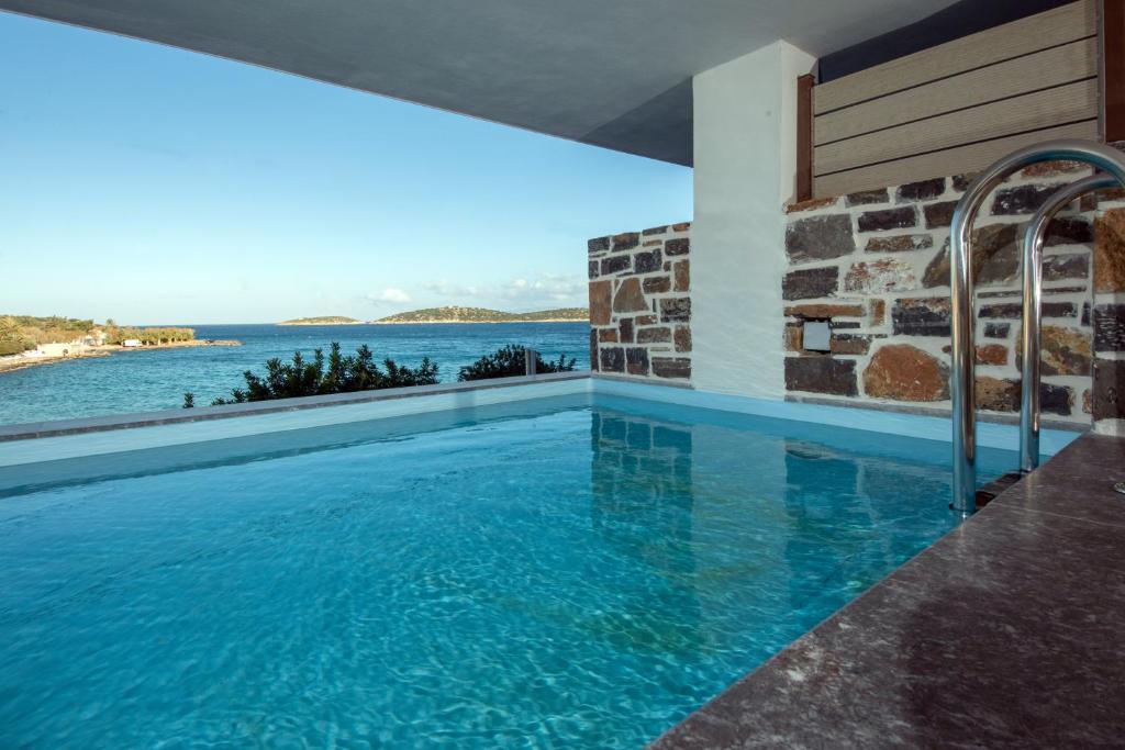 Bazén v ubytovaní Ammos Lux Apartments Crete alebo v jeho blízkosti
