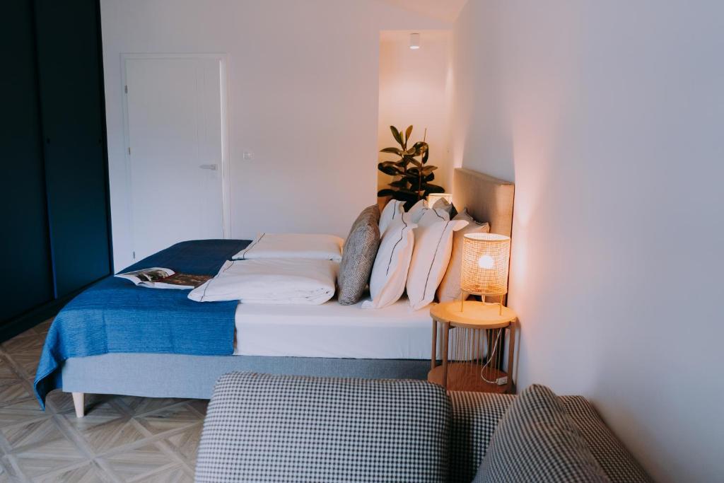 Un dormitorio con una cama con almohadas. en SOVA Dom w Górach Sowich, en Ludwikowice Kłodzkie