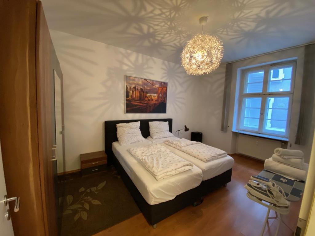 Tempat tidur dalam kamar di 2 Zimmer Appartement am Bismarckplatz Heidelberg