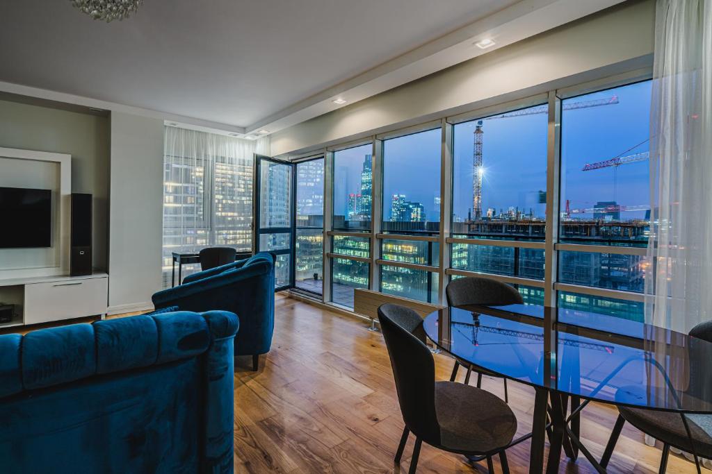 uma sala de jantar com vista para a cidade em Platinum Towers J&K em Varósvia