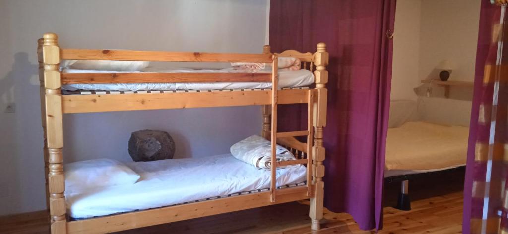 Двухъярусная кровать или двухъярусные кровати в номере Maison de Madeleine