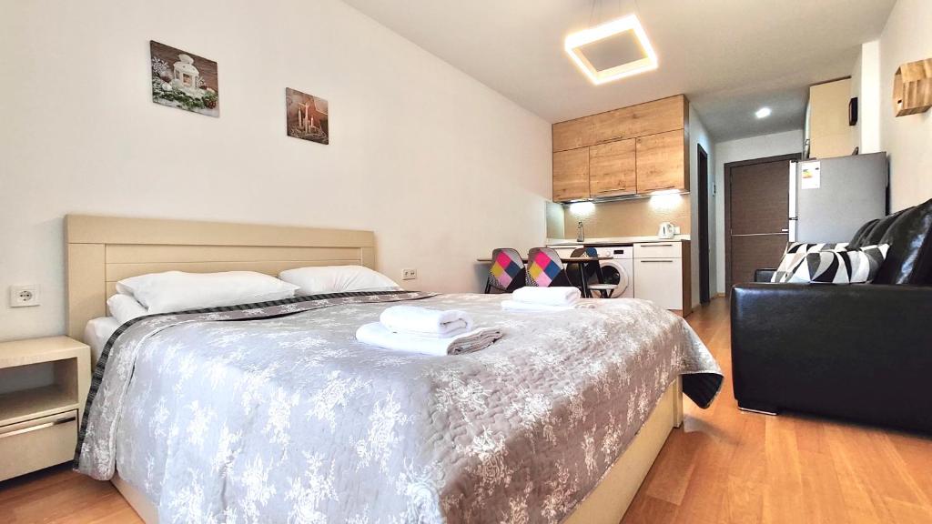 Postel nebo postele na pokoji v ubytování New Gudauri 223