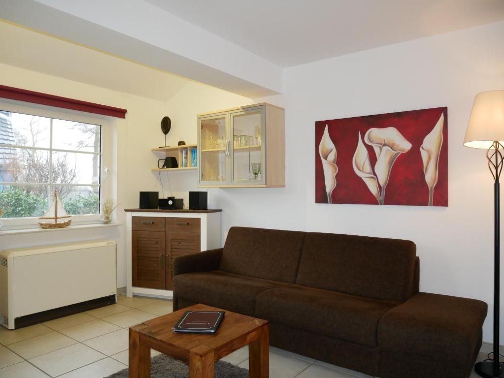 a living room with a couch and a table at Ferienwohnung Trassenheide in Trassenheide