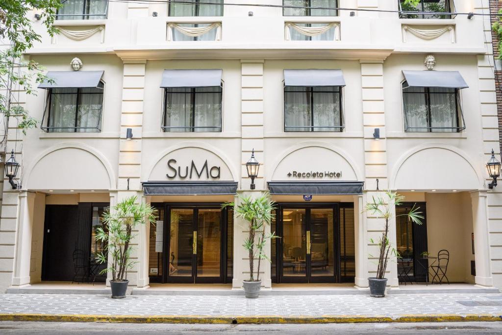 een gevel van een gebouw met een sunoco winkel bij SuMa Recoleta Hotel in Buenos Aires