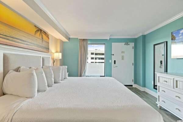 Ένα ή περισσότερα κρεβάτια σε δωμάτιο στο Immaculate Ocean Front Condo With Fireplace! 1BR King Suite - Sleeps 6! - Caribbean Resort 427