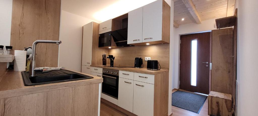 A kitchen or kitchenette at Hochalmbahnen Chalets Rauris 1-20 WE1, Maislaufeldweg 1r EG