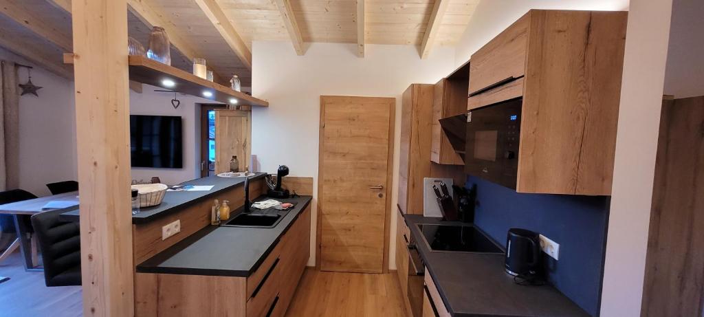 A kitchen or kitchenette at Hochalmbahnen Chalets Rauris 1-16 WE2, Maislaufeldweg 1p OG