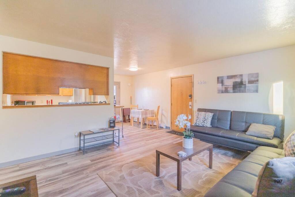 - un salon avec un canapé et une table dans l'établissement Fairbanks Comfort And Coffee Suite 1, à Fairbanks