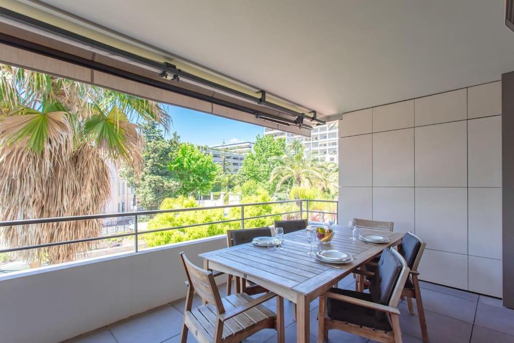 une salle à manger avec une table et des chaises et une grande fenêtre dans l'établissement C2 - 2 BDR Montfleury - Pool, Garage, Terrace & AC, à Cannes