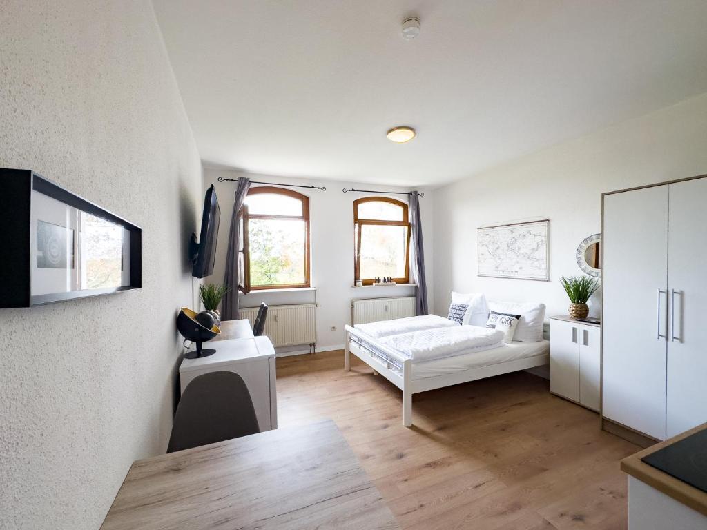uma sala de estar com uma cama e um sofá em COZY 1-Zi-Whg Nähe Straßburg & Europa Park em Kehl am Rhein