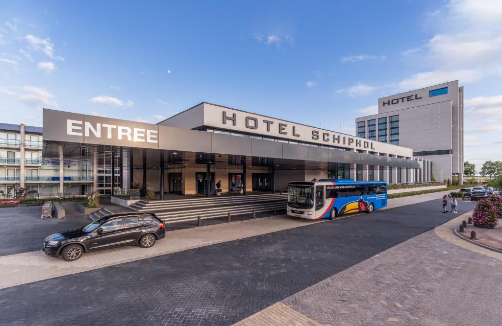 ein Hotel mit einem Bus, der davor parkt in der Unterkunft Van der Valk Hotel A4 Schiphol in Hoofddorp