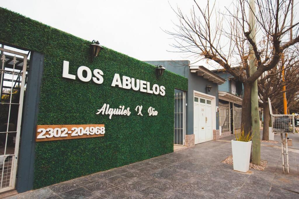 un edificio con una pared verde con las palabras los aparatos en Los Abuelos en General Pico