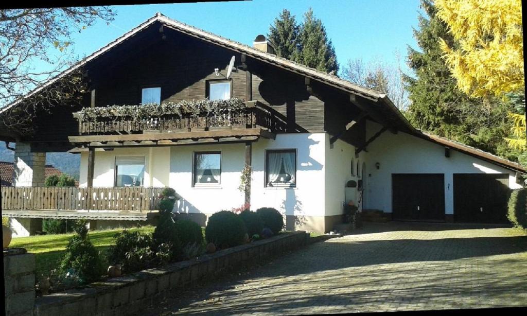 uma casa com uma varanda em cima em Landhaus Keller em Bischofsmais