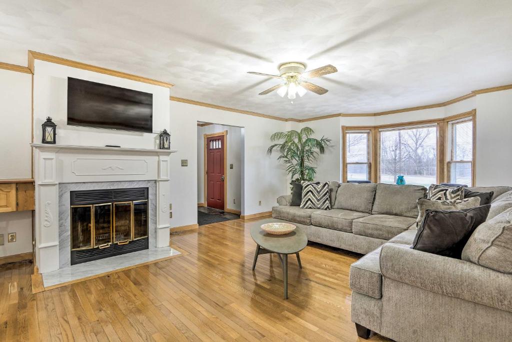 un soggiorno con divano e camino di Farmhouse on 5 Wooded Acres with Hiking On-Site! a Pickerington