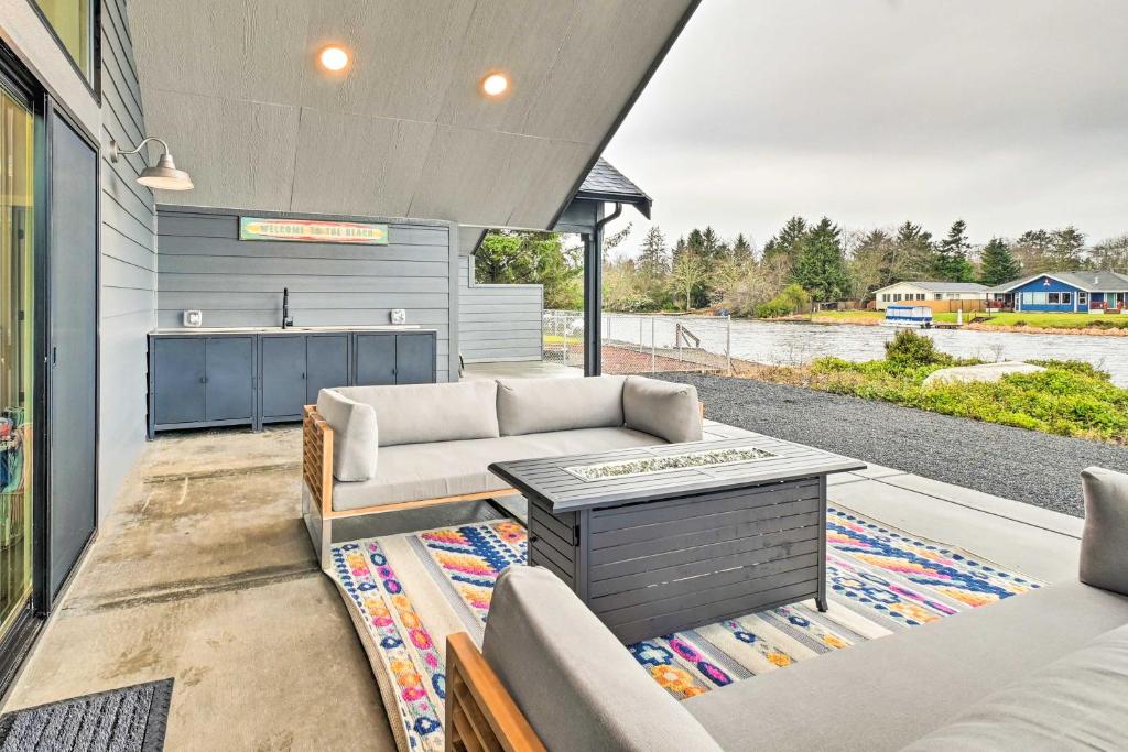 Modern Ocean Shores Getaway with Dock! - Casa De Férias