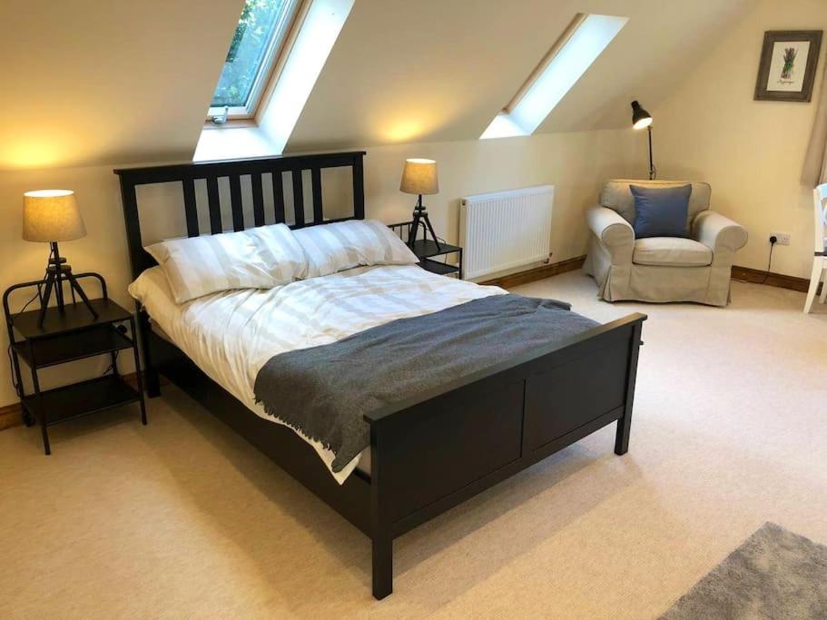 Un pat sau paturi într-o cameră la Beautiful Cotswold Accommodation, near Winchcombe