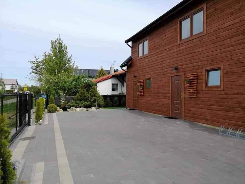 un parcheggio accanto a un edificio di mattoni rossi di Domki na Polnej a Grzybowo