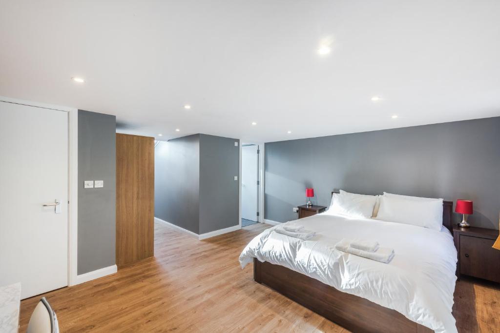 Llit o llits en una habitació de Spacious 4 bed house near Greenwich